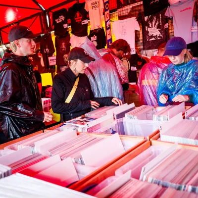 Programma + signeersessies bij Plato